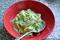 how-to-make-mexican-guacamole-4